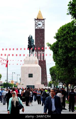 Juni 2016 - Tunis, Tunesien - die Statue des Führers Habib Bourguiba, der nach dem ersten Präsidenten Tunesiens benannte Ort in der Hauptstadt wurde von Beji Caid Essebsi am 1. Juni 2016 eingeweiht. die Wahl dieses Datums ist sehr symbolisch, da es mit der Feier des Siegesfestes oder der Rückkehr des Führers Habib Bourguiba aus dem französischen Exil im Jahr 1955 zusammenfällt. Sobald er an der Macht war, kratzte der entlassene Präsident Zine Ben Ali Elabidine an diesem Datum Feiertage in Tunesien, bewegte die Statue, indem er die berühmte Uhr A einsetzte Stockfoto