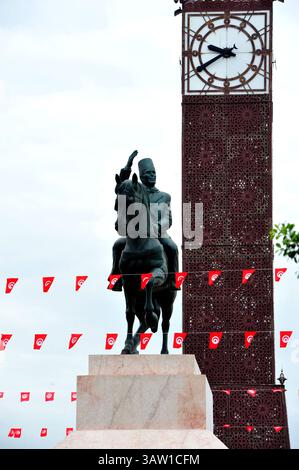 Juni 2016 - Tunis, Tunesien - die Statue des Führers Habib Bourguiba, der nach dem ersten Präsidenten Tunesiens benannte Ort in der Hauptstadt wurde von Beji Caid Essebsi am 1. Juni 2016 eingeweiht. die Wahl dieses Datums ist sehr symbolisch, da es mit der Feier des Siegesfestes oder der Rückkehr des Führers Habib Bourguiba aus dem französischen Exil im Jahr 1955 zusammenfällt. Sobald er an der Macht war, kratzte der entlassene Präsident Zine Ben Ali Elabidine an diesem Datum Feiertage in Tunesien, bewegte die Statue, indem er die berühmte Uhr A einsetzte Stockfoto
