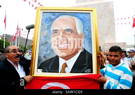 1. Juni 2016 - Tunis, Tunesien - Anhänger von Habib Bourguiba feiern die Rückkehr der Statue des ersten tunesischen Präsidenten an seiner Stelle. der nach dem ersten Präsidenten Tunesiens benannte Ort in der Hauptstadt wurde von Beji Caid Essebsi am 1. Juni 2016 eingeweiht. die Wahl dieses Datums ist sehr symbolisch, da es mit der Feier des Siegesfestes oder der Rückkehr des Führers Habib Bourguiba aus dem französischen Exil im Jahr 1955 zusammenfällt. Nachdem er an der Macht war, entließ er Präsident Zine Ben Stockfoto