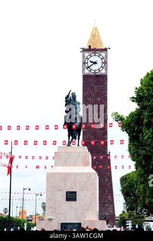 Juni 2016 - Tunis, Tunesien - die Statue des Führers Habib Bourguiba, der nach dem ersten Präsidenten Tunesiens benannte Ort in der Hauptstadt wurde von Beji Caid Essebsi am 1. Juni 2016 eingeweiht. die Wahl dieses Datums ist sehr symbolisch, da es mit der Feier des Siegesfestes oder der Rückkehr des Führers Habib Bourguiba aus dem französischen Exil im Jahr 1955 zusammenfällt. Sobald er an der Macht war, kratzte der entlassene Präsident Zine Ben Ali Elabidine an diesem Datum Feiertage in Tunesien, bewegte die Statue, indem er die berühmte Uhr A einsetzte Stockfoto