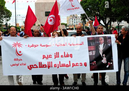 1. Juni 2016 - Tunis, Tunesien - Anhänger von Habib Bourguiba feiern die Rückkehr der Statue des ersten tunesischen Präsidenten an seiner Stelle. der nach dem ersten Präsidenten Tunesiens benannte Ort in der Hauptstadt wurde von Beji Caid Essebsi am 1. Juni 2016 eingeweiht. die Wahl dieses Datums ist sehr symbolisch, da es mit der Feier des Siegesfestes oder der Rückkehr des Führers Habib Bourguiba aus dem französischen Exil im Jahr 1955 zusammenfällt. Nachdem er an der Macht war, entließ er Präsident Zine Ben Stockfoto