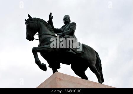 Juni 2016 - Tunis, Tunesien - die Statue des Führers Habib Bourguiba, der nach dem ersten Präsidenten Tunesiens benannte Ort in der Hauptstadt wurde von Beji Caid Essebsi am 1. Juni 2016 eingeweiht. die Wahl dieses Datums ist sehr symbolisch, da es mit der Feier des Siegesfestes oder der Rückkehr des Führers Habib Bourguiba aus dem französischen Exil im Jahr 1955 zusammenfällt. Sobald er an der Macht war, kratzte der entlassene Präsident Zine Ben Ali Elabidine an diesem Datum Feiertage in Tunesien, bewegte die Statue, indem er die berühmte Uhr A einsetzte Stockfoto