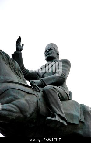 Juni 2016 - Tunis, Tunesien - die Statue des Führers Habib Bourguiba, der nach dem ersten Präsidenten Tunesiens benannte Ort in der Hauptstadt wurde von Beji Caid Essebsi am 1. Juni 2016 eingeweiht. die Wahl dieses Datums ist sehr symbolisch, da es mit der Feier des Siegesfestes oder der Rückkehr des Führers Habib Bourguiba aus dem französischen Exil im Jahr 1955 zusammenfällt. Sobald er an der Macht war, kratzte der entlassene Präsident Zine Ben Ali Elabidine an diesem Datum Feiertage in Tunesien, bewegte die Statue, indem er die berühmte Uhr A einsetzte Stockfoto