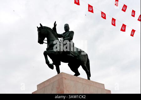 Juni 2016 - Tunis, Tunesien - die Statue des Führers Habib Bourguiba, der nach dem ersten Präsidenten Tunesiens benannte Ort in der Hauptstadt wurde von Beji Caid Essebsi am 1. Juni 2016 eingeweiht. die Wahl dieses Datums ist sehr symbolisch, da es mit der Feier des Siegesfestes oder der Rückkehr des Führers Habib Bourguiba aus dem französischen Exil im Jahr 1955 zusammenfällt. Sobald er an der Macht war, kratzte der entlassene Präsident Zine Ben Ali Elabidine an diesem Datum Feiertage in Tunesien, bewegte die Statue, indem er die berühmte Uhr A einsetzte Stockfoto