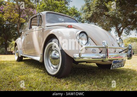1970 Volkswagen Fusca Käfer 1300 auf Ausstellung beim monatlichen Treffen von Oldtimern in Londrina, Brasilien. Stockfoto