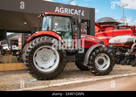 Case IH roter landwirtschaftlicher Traktor Modell 130A auf der Ausstellung auf der Landwirtschaftsmesse Expo Londrina 2025 Stockfoto
