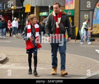 North London, Großbritannien. April 2025. North London, England, 19. April 2025: Arsenal-Fans reisten ins Stadion, bevor das Spiel zwischen Arsenal und Olympique Lyonnais im Emirates Stadium in Nord-London stattfand. (Jay Patel/SPP) Credit: SPP Sport Press Photo. /Alamy Live News Stockfoto