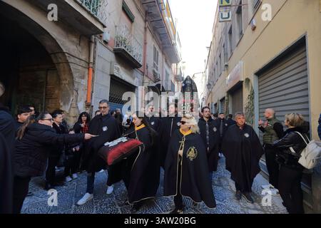 Gläubige in einer Prozession durch das historische Zentrum am Freitag der Karwoche gesehen, um dem toten Christus und dem Schmerz der Jungfrau Maria zu gedenken. Stockfoto