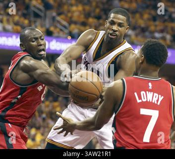 19. Mai 2016 – Cleveland, OH, USA – Tristan Thompson, Mittelteil der Cleveland Cavaliers, holt sich im ersten Quartal des zweiten Spiels der Eastern Conference am Donnerstag, den 19. Mai 2016, in der Quicken Loans Arena in Cleveland einen Rückstoß zwischen Bismack Biymbo von Toronto Raptors und Kyle Lowry (7). (Bild: © Phil Masturzo/TNS via ZUMA Wire) Stockfoto