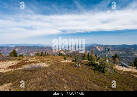 Blick vom Gipfel des Wielka Racza in den Żywiec Beskiden. Wunderschöne Berglandschaft. Polen Stockfoto