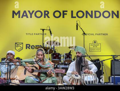 Trafalgar Square London, Großbritannien. April 2025. Vaisakhi ist ein bedeutendes Festival, das das Sikh-Neujahr und die Gründung des Khalsa markiert, das 1699 vom Sikh-Guru Guru Gobind Singh Ji gegründet wurde. Die Khalsa ist der Körper der vollständig eingeweihten Sikhs.12 April 2024 im Jahr 1699, sowie der Beginn der Erntesaison in der Region Punjab. Paul Quezada-Neiman/Alamy Live News Credit: Paul Quezada-Neiman/Alamy Live News Stockfoto