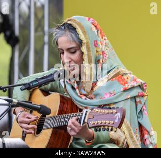 Trafalgar Square London, Großbritannien. April 2025. Vaisakhi ist ein bedeutendes Festival, das das Sikh-Neujahr und die Gründung des Khalsa markiert, das 1699 vom Sikh-Guru Guru Gobind Singh Ji gegründet wurde. Die Khalsa ist der Körper der vollständig eingeweihten Sikhs.12 April 2024 im Jahr 1699, sowie der Beginn der Erntesaison in der Region Punjab. Paul Quezada-Neiman/Alamy Live News Credit: Paul Quezada-Neiman/Alamy Live News Stockfoto