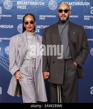 SANTA MONICA, LOS ANGELES, KALIFORNIEN, USA - 5. APRIL: Alicia Keys trägt einen Anzug aus Angst vor Gott und Ehemann Swizz Beatz kommen zur 11. Jährlichen Durchbruchpreiszeremonie 2025, die am 5. April 2025 im Barker Hangar in Santa Monica, Los Angeles, Kalifornien, USA, stattfand. (Foto: Xavier Collin/Image Press Agency) Stockfoto