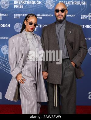 SANTA MONICA, LOS ANGELES, KALIFORNIEN, USA - 5. APRIL: Alicia Keys trägt einen Anzug aus Angst vor Gott und Ehemann Swizz Beatz kommen zur 11. Jährlichen Durchbruchpreiszeremonie 2025, die am 5. April 2025 im Barker Hangar in Santa Monica, Los Angeles, Kalifornien, USA, stattfand. (Foto: Xavier Collin/Image Press Agency) Stockfoto
