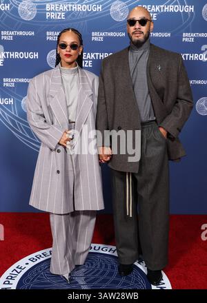 SANTA MONICA, LOS ANGELES, KALIFORNIEN, USA - 5. APRIL: Alicia Keys trägt einen Anzug aus Angst vor Gott und Ehemann Swizz Beatz kommen zur 11. Jährlichen Durchbruchpreiszeremonie 2025, die am 5. April 2025 im Barker Hangar in Santa Monica, Los Angeles, Kalifornien, USA, stattfand. (Foto: Xavier Collin/Image Press Agency) Stockfoto