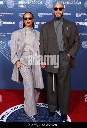 SANTA MONICA, LOS ANGELES, KALIFORNIEN, USA - 5. APRIL: Alicia Keys trägt einen Anzug aus Angst vor Gott und Ehemann Swizz Beatz kommen zur 11. Jährlichen Durchbruchpreiszeremonie 2025, die am 5. April 2025 im Barker Hangar in Santa Monica, Los Angeles, Kalifornien, USA, stattfand. (Foto: Xavier Collin/Image Press Agency) Stockfoto