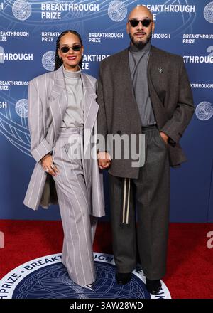 SANTA MONICA, LOS ANGELES, KALIFORNIEN, USA - 5. APRIL: Alicia Keys trägt einen Anzug aus Angst vor Gott und Ehemann Swizz Beatz kommen zur 11. Jährlichen Durchbruchpreiszeremonie 2025, die am 5. April 2025 im Barker Hangar in Santa Monica, Los Angeles, Kalifornien, USA, stattfand. (Foto: Xavier Collin/Image Press Agency) Stockfoto