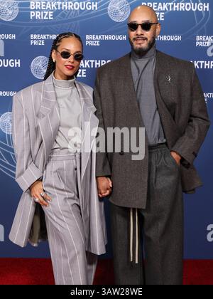 SANTA MONICA, LOS ANGELES, KALIFORNIEN, USA - 5. APRIL: Alicia Keys trägt einen Anzug aus Angst vor Gott und Ehemann Swizz Beatz kommen zur 11. Jährlichen Durchbruchpreiszeremonie 2025, die am 5. April 2025 im Barker Hangar in Santa Monica, Los Angeles, Kalifornien, USA, stattfand. (Foto: Xavier Collin/Image Press Agency) Stockfoto