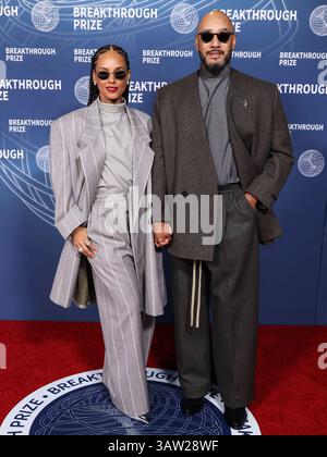 SANTA MONICA, LOS ANGELES, KALIFORNIEN, USA - 5. APRIL: Alicia Keys trägt einen Anzug aus Angst vor Gott und Ehemann Swizz Beatz kommen zur 11. Jährlichen Durchbruchpreiszeremonie 2025, die am 5. April 2025 im Barker Hangar in Santa Monica, Los Angeles, Kalifornien, USA, stattfand. (Foto: Xavier Collin/Image Press Agency) Stockfoto