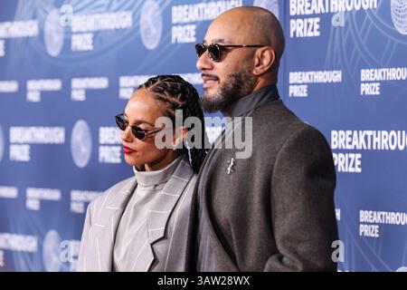 SANTA MONICA, LOS ANGELES, KALIFORNIEN, USA - 5. APRIL: Alicia Keys trägt einen Anzug aus Angst vor Gott und Ehemann Swizz Beatz kommen zur 11. Jährlichen Durchbruchpreiszeremonie 2025, die am 5. April 2025 im Barker Hangar in Santa Monica, Los Angeles, Kalifornien, USA, stattfand. (Foto: Xavier Collin/Image Press Agency) Stockfoto