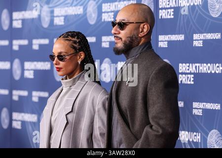 SANTA MONICA, LOS ANGELES, KALIFORNIEN, USA - 5. APRIL: Alicia Keys trägt einen Anzug aus Angst vor Gott und Ehemann Swizz Beatz kommen zur 11. Jährlichen Durchbruchpreiszeremonie 2025, die am 5. April 2025 im Barker Hangar in Santa Monica, Los Angeles, Kalifornien, USA, stattfand. (Foto: Xavier Collin/Image Press Agency) Stockfoto