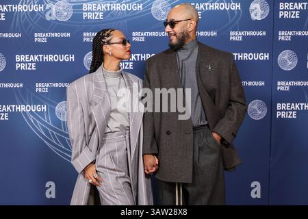 SANTA MONICA, LOS ANGELES, KALIFORNIEN, USA - 5. APRIL: Alicia Keys trägt einen Anzug aus Angst vor Gott und Ehemann Swizz Beatz kommen zur 11. Jährlichen Durchbruchpreiszeremonie 2025, die am 5. April 2025 im Barker Hangar in Santa Monica, Los Angeles, Kalifornien, USA, stattfand. (Foto: Xavier Collin/Image Press Agency) Stockfoto