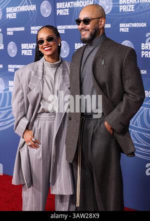 SANTA MONICA, LOS ANGELES, KALIFORNIEN, USA - 5. APRIL: Alicia Keys trägt einen Anzug aus Angst vor Gott und Ehemann Swizz Beatz kommen zur 11. Jährlichen Durchbruchpreiszeremonie 2025, die am 5. April 2025 im Barker Hangar in Santa Monica, Los Angeles, Kalifornien, USA, stattfand. (Foto: Xavier Collin/Image Press Agency) Stockfoto