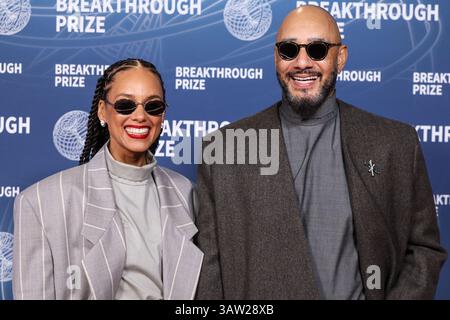 SANTA MONICA, LOS ANGELES, KALIFORNIEN, USA - 5. APRIL: Alicia Keys trägt einen Anzug aus Angst vor Gott und Ehemann Swizz Beatz kommen zur 11. Jährlichen Durchbruchpreiszeremonie 2025, die am 5. April 2025 im Barker Hangar in Santa Monica, Los Angeles, Kalifornien, USA, stattfand. (Foto: Xavier Collin/Image Press Agency) Stockfoto