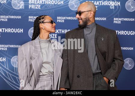 SANTA MONICA, LOS ANGELES, KALIFORNIEN, USA - 5. APRIL: Alicia Keys trägt einen Anzug aus Angst vor Gott und Ehemann Swizz Beatz kommen zur 11. Jährlichen Durchbruchpreiszeremonie 2025, die am 5. April 2025 im Barker Hangar in Santa Monica, Los Angeles, Kalifornien, USA, stattfand. (Foto: Xavier Collin/Image Press Agency) Stockfoto