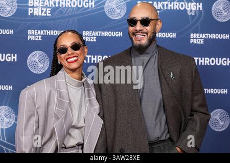 SANTA MONICA, LOS ANGELES, KALIFORNIEN, USA - 5. APRIL: Alicia Keys trägt einen Anzug aus Angst vor Gott und Ehemann Swizz Beatz kommen zur 11. Jährlichen Durchbruchpreiszeremonie 2025, die am 5. April 2025 im Barker Hangar in Santa Monica, Los Angeles, Kalifornien, USA, stattfand. (Foto: Xavier Collin/Image Press Agency) Stockfoto