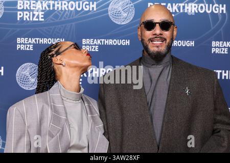 SANTA MONICA, LOS ANGELES, KALIFORNIEN, USA - 5. APRIL: Alicia Keys trägt einen Anzug aus Angst vor Gott und Ehemann Swizz Beatz kommen zur 11. Jährlichen Durchbruchpreiszeremonie 2025, die am 5. April 2025 im Barker Hangar in Santa Monica, Los Angeles, Kalifornien, USA, stattfand. (Foto: Xavier Collin/Image Press Agency) Stockfoto