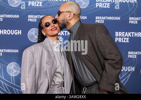 SANTA MONICA, LOS ANGELES, KALIFORNIEN, USA - 5. APRIL: Alicia Keys trägt einen Anzug aus Angst vor Gott und Ehemann Swizz Beatz kommen zur 11. Jährlichen Durchbruchpreiszeremonie 2025, die am 5. April 2025 im Barker Hangar in Santa Monica, Los Angeles, Kalifornien, USA, stattfand. (Foto: Xavier Collin/Image Press Agency) Stockfoto