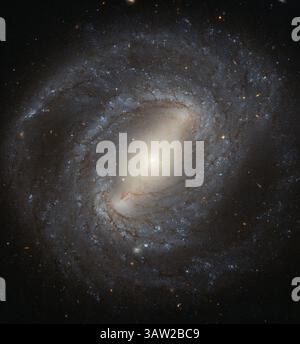 Am 6. Mai 2016 wurde 1784 NGC 4394 von dem britischen Astronomen William Herschel entdeckt und ist eine Spiralgalaxie, die sich etwa 55 Millionen Lichtjahre von der Erde entfernt befindet. Die Galaxie liegt im Sternbild Coma Berenices (Berenices Haar) und gilt als Mitglied des Virgo-Clusters. NGC 4394 ist die archetypische Spiralgalaxie mit hellen Spiralarmen, die von den Enden eines Stabes auftauchen, der die zentrale Ausbuchtung der Galaxie durchschneidet. Im Zentrum von NGC 4394 befindet sich eine Region ionisierten Gases, die als Low-Ionisation Nuclear Emission Line Region (LINER) bekannt ist. (Abbildung: © ESA/Hubb Stockfoto