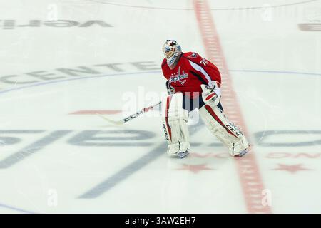 7. Mai 2016: Washington Capitals Torwart Braden Holtby (70) skatet vor Spiel fünf der National Hockey League Eastern Conference Second Round Spiel zwischen den Washington Capitals und den Pittsburgh Penguins im Verizon Center in Washington DC. Obligatorischer Credit: Kostas Lymperopoulos/CSM (Credit Image: © Kostas Lymperopoulos/CSM via ZUMA Wire) Stockfoto