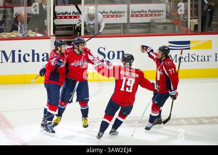 7. Mai 2016: Alex Ovechkin (8) feiert mit dem Washington Capitals Center Nicklas Backstrom (19) und dem Washington Capitals rechten Flügel T.J. Oshie (77), nachdem er während des fünften Spiels der National Hockey League Eastern Conference in der zweiten Runde des Spiels zwischen den Washington Capitals und den Pittsburgh Penguins im Verizon Center in Washington DC ein Power Play-Tor erzielt hat. Pflichtausweis: Kostas Lymperopoulos/CSM (Credit Image: © ZUMA Wire Lymperopoulos/CSM) Stockfoto