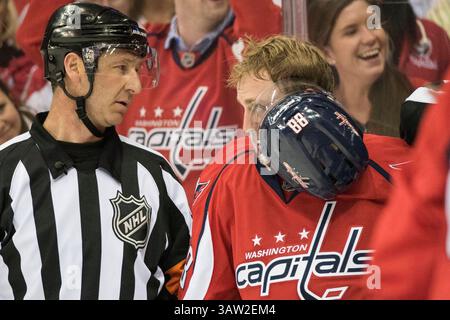 7. Mai 2016: Nate Schmidt, Verteidiger der Washington Capitals (88), hat seinen Helm im fünften Spiel der National Hockey League Eastern Conference im Verizon Center in Washington D.C. mit 3:1 gegen die Pittsburgh Penguins vom Kopf gehängt. Obligatorische Gutschrift: Kostas Lymperopoulos/CSM (Bild des Gutscheins: © Kostas Lymperopoulos/CSM via ZUMA Wire) Stockfoto