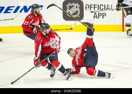 7. Mai 2016: Der rechte Flügel der Washington Capitals T.J. Oshie (77) fällt spät im Spiel zurück, als Matt Niskanen (2) während des fünften Spiels der National Hockey League Eastern Conference in der zweiten Runde zwischen den Washington Capitals und den Pittsburgh Penguins im Verizon Center in Washington DC zusieht. Obligatorische Gutschrift: Kostas Lymperopoulos/CSM (Bild des Gutscheins: © Kostas Lymperopoulos/CSM via ZUMA Wire) Stockfoto