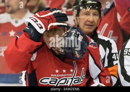 7. Mai 2016: Der Verteidiger Nate Schmidt (88) der Washington Capitals versucht, seinen Helm zu reparieren, nachdem er im fünften Spiel der National Hockey League Eastern Conference in der zweiten Runde zwischen den Washington Capitals und den Pittsburgh Penguins im Verizon Center in Washington DC gegen die Pittsburgh Penguins mit 3:1 geschlagen wurde. Obligatorische Gutschrift: Kostas Lymperopoulos/CSM (Bild des Gutscheins: © Kostas Lymperopoulos/CSM via ZUMA Wire) Stockfoto