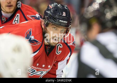 7. Mai 2016: Alex Ovechkin (8) der Washington Capitals schaut im fünften Spiel der National Hockey League Eastern Conference in die zweite Runde zwischen den Washington Capitals und den Pittsburgh Penguins im Verizon Center in Washington DC, wo die Washington Capitals die Pittsburgh Penguins mit 3:1 besiegen. Obligatorische Gutschrift: Kostas Lymperopoulos/CSM (Bild des Gutscheins: © Kostas Lymperopoulos/CSM via ZUMA Wire) Stockfoto