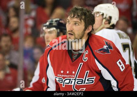 7. Mai 2016: Die Washington Capitals verließen Alex Ovechkin (8) im fünften Spiel der National Hockey League Eastern Conference in der zweiten Runde des Spiels zwischen den Washington Capitals und den Pittsburgh Penguins im Verizon Center in Washington DC. Die Washington Capitals besiegten die Pittsburgh Penguins mit 3:1. Obligatorische Gutschrift: Kostas Lymperopoulos/CSM (Bild des Gutscheins: © Kostas Lymperopoulos/CSM via ZUMA Wire) Stockfoto