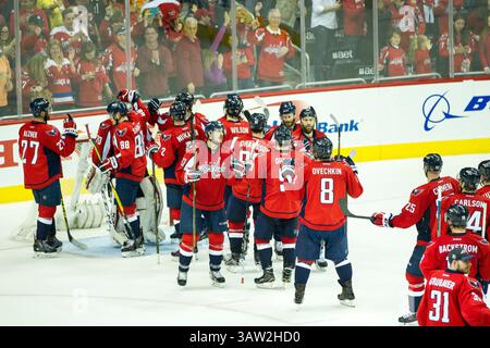 7. Mai 2016: Die Washington Capitals feiern nach dem fünften Spiel der National Hockey League Eastern Conference im Verizon Center in Washington D.C. die Washington Capitals besiegen die Pittsburgh Penguins mit 3:1. Obligatorische Gutschrift: Kostas Lymperopoulos/CSM (Bild des Gutscheins: © Kostas Lymperopoulos/CSM via ZUMA Wire) Stockfoto