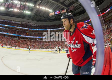 7. Mai 2016: Jason Chimera (25) spielt im fünften Spiel der National Hockey League Eastern Conference in der zweiten Runde zwischen den Washington Capitals und den Pittsburgh Penguins im Verizon Center in Washington DC. Die Washington Capitals besiegen die Pittsburgh Penguins mit 3:1. Obligatorische Gutschrift: Kostas Lymperopoulos/CSM (Bild des Gutscheins: © Kostas Lymperopoulos/CSM via ZUMA Wire) Stockfoto