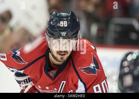 7. Mai 2016: Washington Capitals Center Marcus Johansson (90) sieht im fünften Spiel der National Hockey League Eastern Conference in der zweiten Runde zwischen den Washington Capitals und den Pittsburgh Penguins im Verizon Center in Washington DC nach. Obligatorische Gutschrift: Kostas Lymperopoulos/CSM (Bild des Gutscheins: © Kostas Lymperopoulos/CSM via ZUMA Wire) Stockfoto