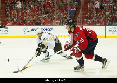 7. Mai 2016: Das Washington Capitals Center Nicklas Backstrom (19) kämpft im Verizon Center in Washington DC gegen den Pittsburgh Penguins-Verteidiger Kris Letang (58) um den Puck. Obligatorische Gutschrift: Kostas Lymperopoulos/CSM (Bild des Gutscheins: © Kostas Lymperopoulos/CSM via ZUMA Wire) Stockfoto