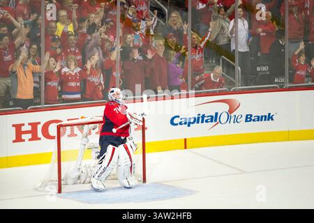 Am 7. Mai 2016 feiert der Torhüter Braden Holtby (70) nach dem fünften Spiel der National Hockey League Eastern Conference im Verizon Center in Washington DC die Pittsburgh Penguins. Obligatorische Gutschrift: Kostas Lymperopoulos/CSM (Bild des Gutscheins: © Kostas Lymperopoulos/CSM via ZUMA Wire) Stockfoto