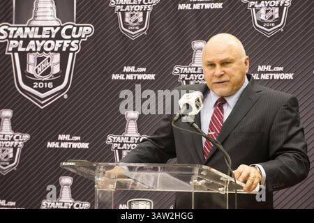 7. Mai 2016: Barry Trotz, Cheftrainer der Washington Capitals, reagierte während der Pressekonferenz nach dem fünften Spiel der National Hockey League Eastern Conference in der zweiten Runde zwischen den Washington Capitals und den Pittsburgh Penguins im Verizon Center in Washington DC. Die Washington Capitals besiegten die Pittsburgh Penguins mit 3:1. Obligatorische Gutschrift: Kostas Lymperopoulos/CSM (Bild des Gutscheins: © Kostas Lymperopoulos/CSM via ZUMA Wire) Stockfoto