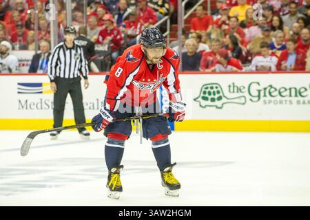 7. Mai 2016: Alex Ovechkin (8) der Washington Capitals sieht im fünften Spiel der National Hockey League Eastern Conference in der zweiten Runde des Spiels zwischen den Washington Capitals und den Pittsburgh Penguins im Verizon Center in Washington DC zu. Die Washington Capitals besiegen die Pittsburgh Penguins mit 3:1. Obligatorische Gutschrift: Kostas Lymperopoulos/CSM (Bild des Gutscheins: © Kostas Lymperopoulos/CSM via ZUMA Wire) Stockfoto