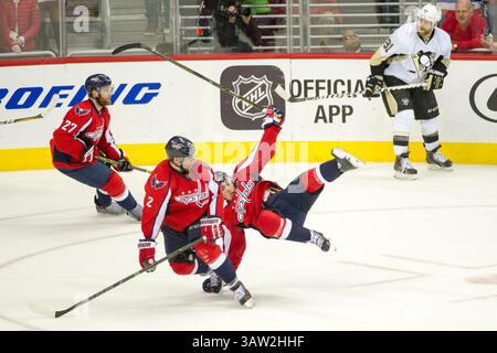 7. Mai 2016: Der rechte Flügel der Washington Capitals T.J. Oshie (77) fällt zurück ins Eis, als Matt Niskanen (2) im fünften Spiel der National Hockey League Eastern Conference im Verizon Center in Washington DC zusieht. Die Washington Capitals besiegen die Pittsburgh Penguins mit 3:1. Obligatorische Gutschrift: Kostas Lymperopoulos/CSM (Bild des Gutscheins: © Kostas Lymperopoulos/CSM via ZUMA Wire) Stockfoto
