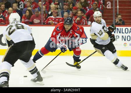 7. Mai 2016: Alex Ovechkin (8) spaltet sich zwei Verteidiger im fünften Spiel der National Hockey League Eastern Conference in der zweiten Runde zwischen den Washington Capitals und den Pittsburgh Penguins im Verizon Center in Washington DC. Die Washington Capitals besiegen die Pittsburgh Penguins mit 3:1. Obligatorische Gutschrift: Kostas Lymperopoulos/CSM (Bild des Gutscheins: © Kostas Lymperopoulos/CSM via ZUMA Wire) Stockfoto