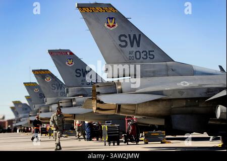 Die Besatzungsoberhäupter der US Air Force, die der 20th Aircraft Maintenance Squadron zugeteilt sind, führen ihre letzten Prüfungen durch, bevor sie acht F-16-Kämpfer-Falcon j starten Stockfoto